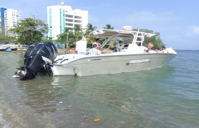 Lancha de lujo con sistema de sonido premium en el Caribe colombiano