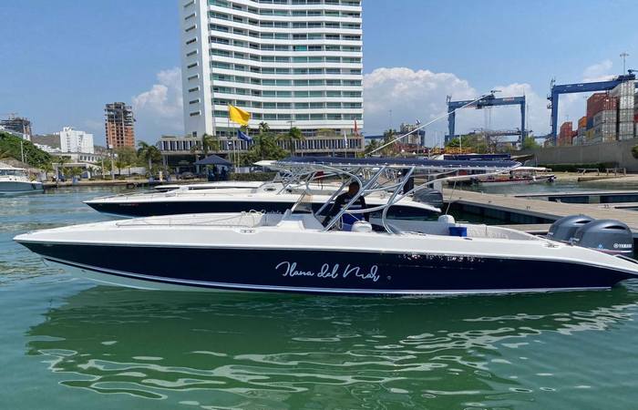Bote deportivo anclado en aguas cristalinas de Isla Tintipán