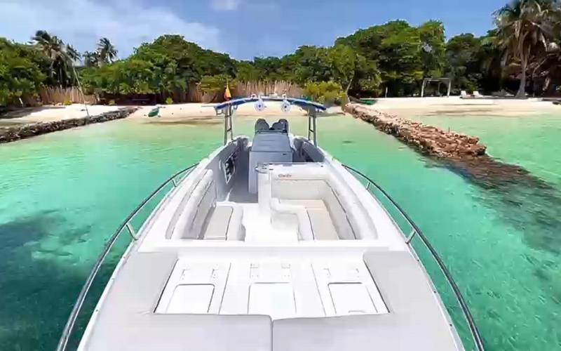 Lancha Bravo 410 navegando hacia las playas de Isla Múcura