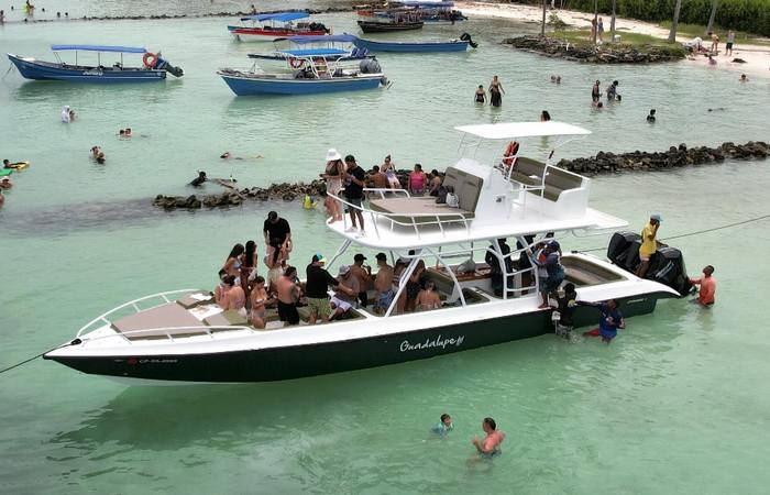 Lancha Todo Mar 41 pies con turistas explorando el Caribe colombiano