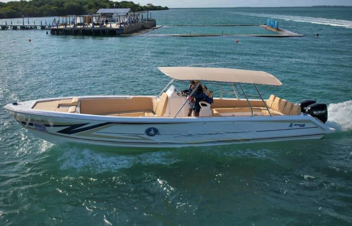 Lancha de lujo partiendo desde Coveñas hacia las Islas de San Bernardo